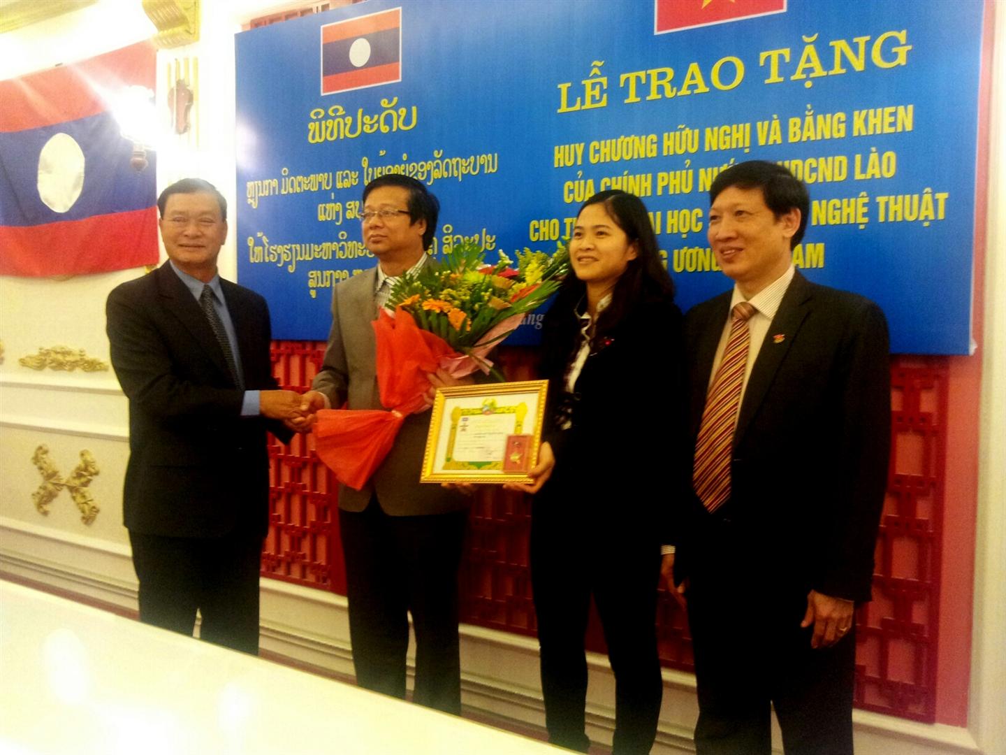 ປະດັບຫຼຽນກາມິດຕະພາບລັດຖະບານລາວ ໃຫ້ມະຫາວິທະຍາໄລສ້າງຄູ ສີລະປະສູນກາງຫວຽດນາມ